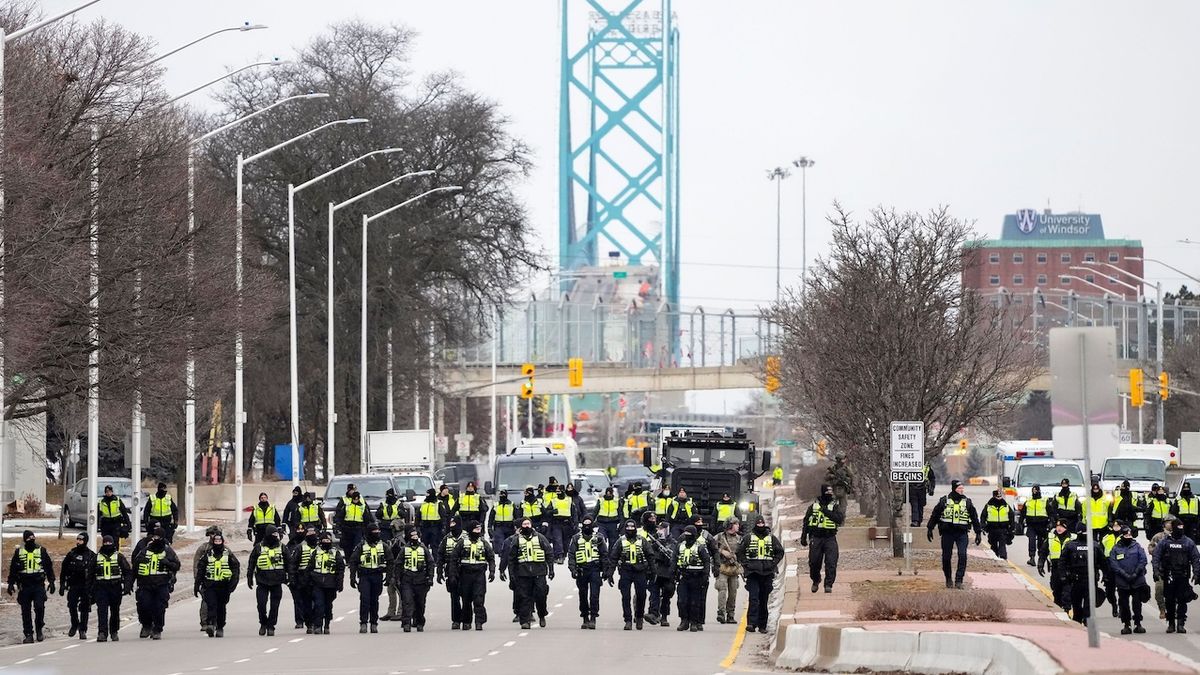 Kanadská policie vyhnala demonstranty z mostu na hranici